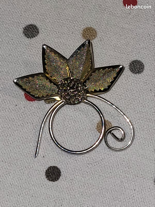 Broche Vintage Fleur Filigranée En Métal Doré - Alliage Avec Pierre | Occasion Bon état