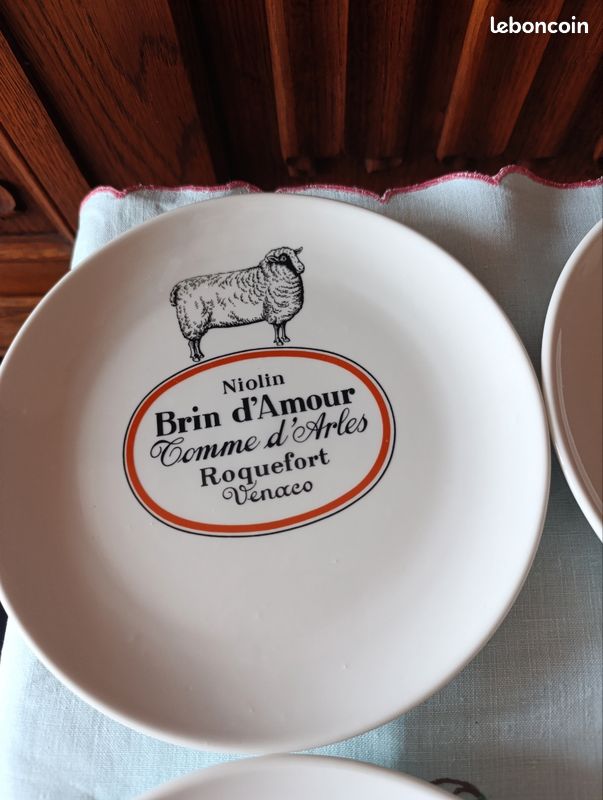Lot De 2 ASSIETTES Parlantes Faïence De SARREGUEMINES La Vie Militaire