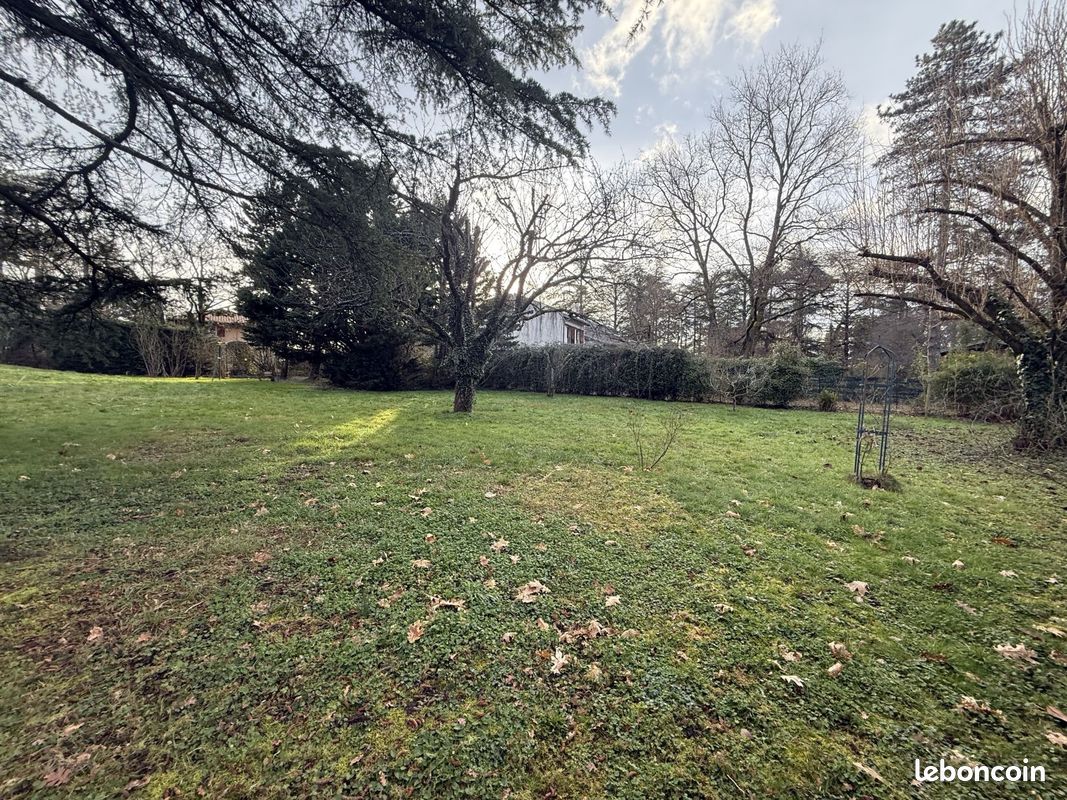 Terrain à bâtir de 930 m² à CHARBONNIERES-LES-BAINS (69) · à Charbonnières-les-Bains · 445 000 €