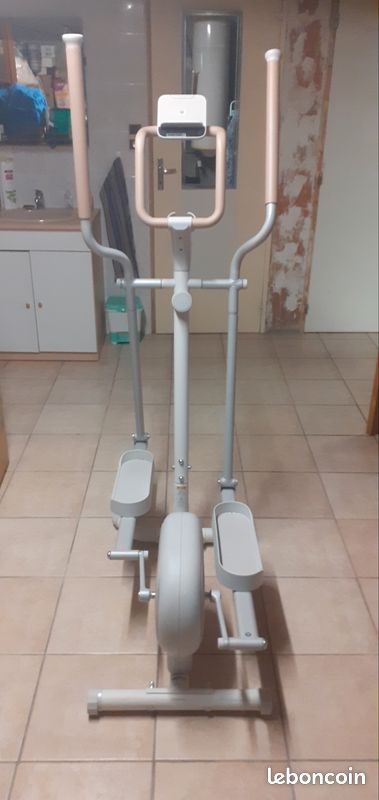 Vend vélo elliptique très bon état à prendre sur place pas d envoie payement sur place merci (image 2)