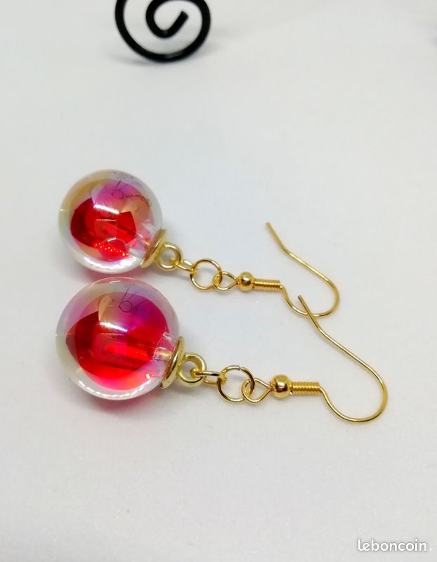 Boucles d'oreilles boules transparentes irisées de rouge (image 1)