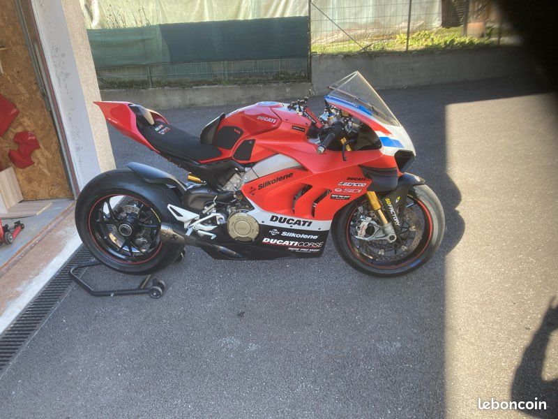 Panigale v4s (image 1)