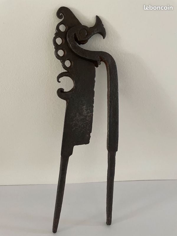 Petit casse-noix de bétel en fer vintage