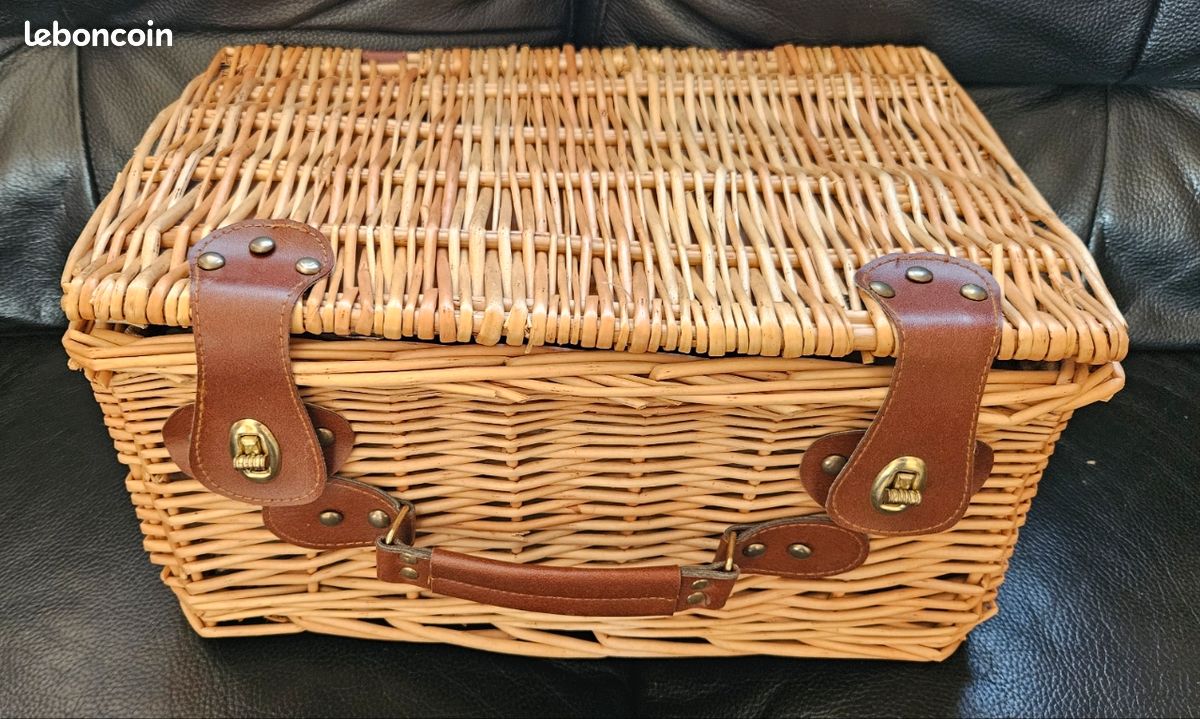 Panier De Pique-nique En Osier Beliani PRUNEAU Pour 4 Personnes Avec Sac Isotherme Et Verres