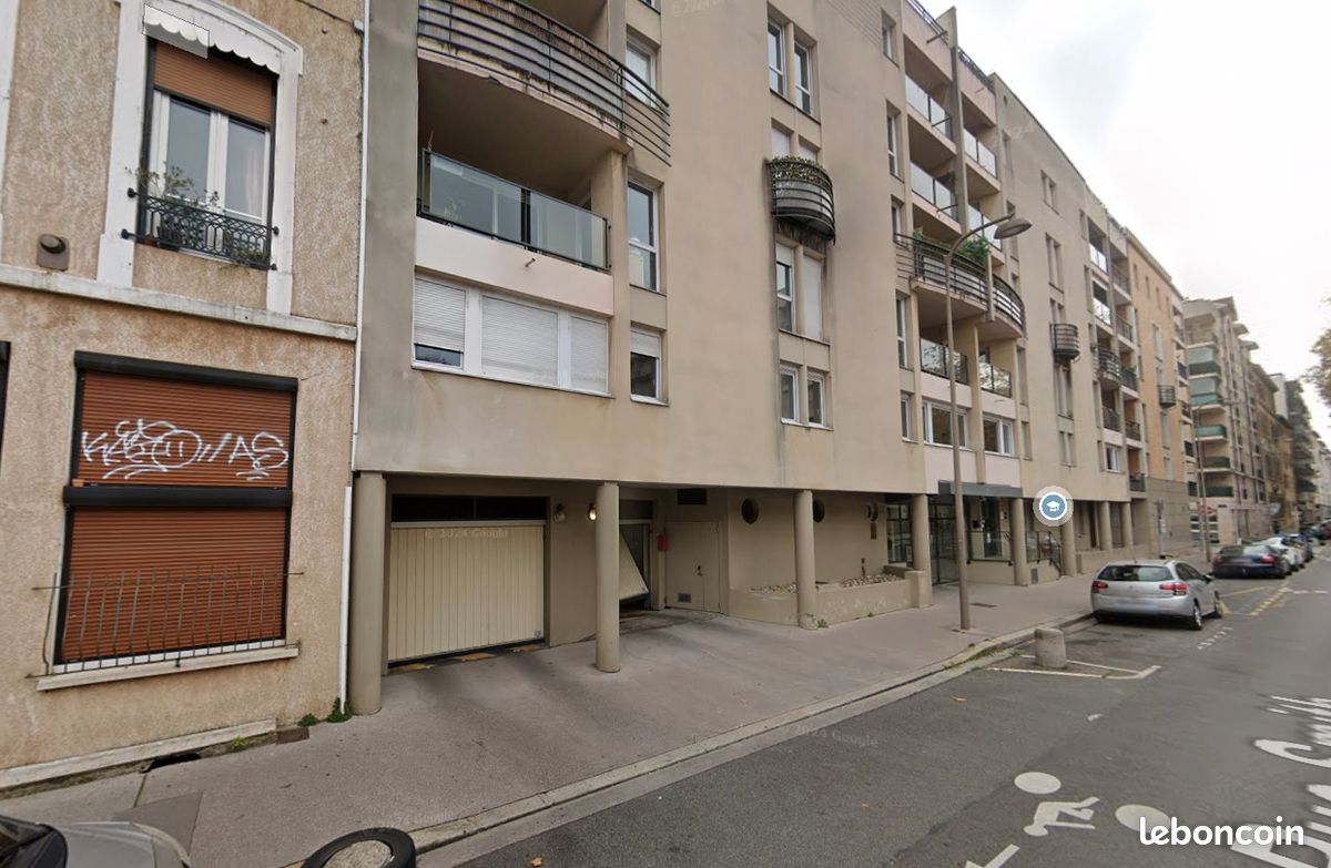 Parking/box LYON · 89 €/mois