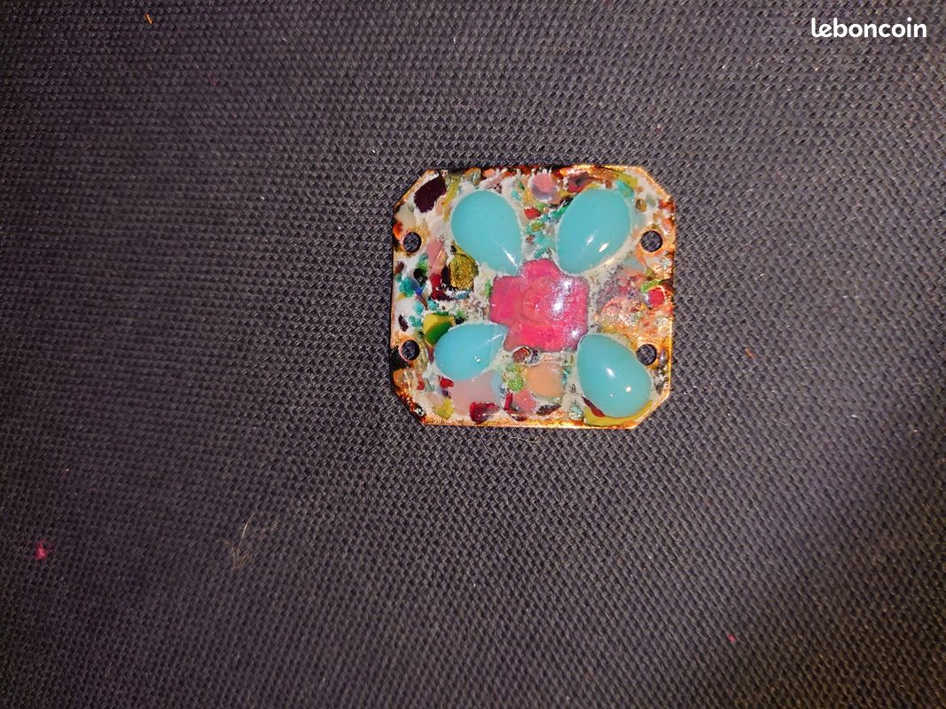 Pendentif Plaque en émail à accrocher avec des rubans élément pour bijou ou motif de fleur à Pétales bleus et centre rouge sur fond tâcheté multicolore Emaux sur métal Vintage (image 9)