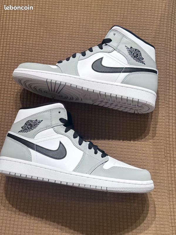 Jordan 1 Mid Light Smoke Grey taille 41 (image 3)