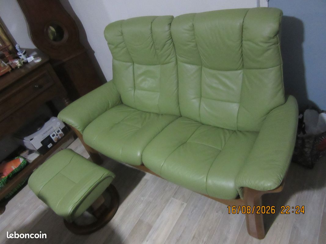 Canapé Stressless et repose pied indépendant en cuir vert (image 1)
