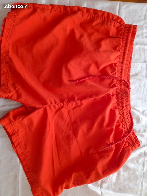 Short rouge taille L (image 1)