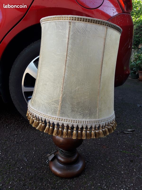 Lampe ancienne bois massif et peau (image 1)