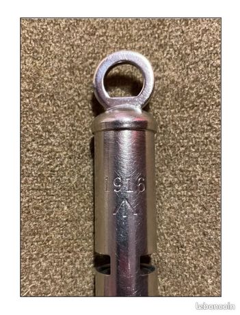 Sifflet De Tranchée Et Casque Britannique WW1 1916 – BEF, Somme, Vimy, Albert