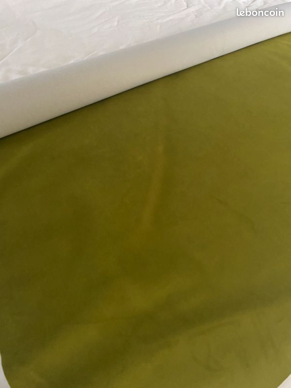 Tissu velours polyester vert mousse (image 2)