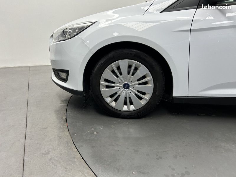 Ford FOCUS Focus 1.0 EcoBoost 125 ch / Clim Auto / Régulateur / Bluetooth (image 14)