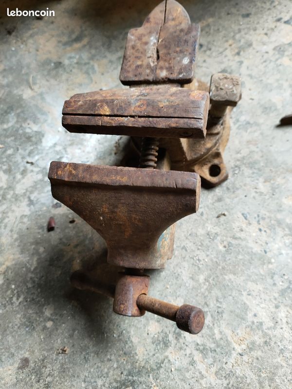 Lot outils anciens, différentes pinces, et un étau (image 4)