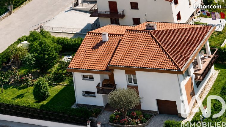 Propriété 7 pièces 184 m²