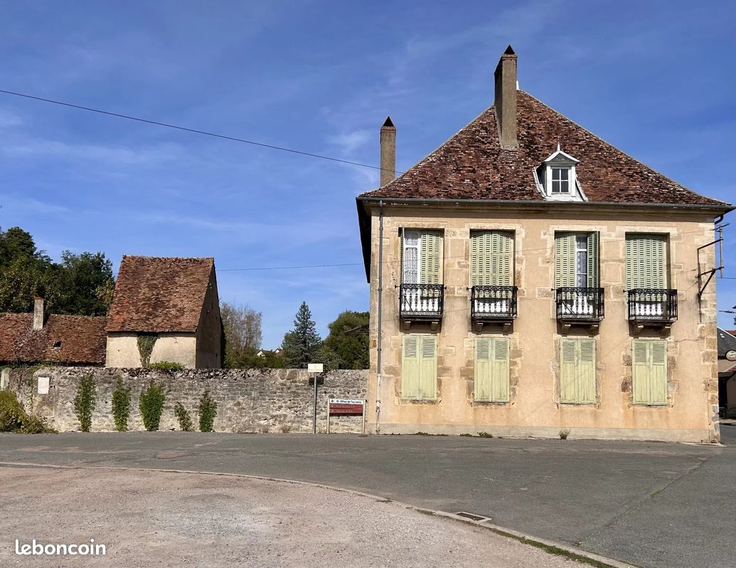 Maison 6 pièces 207 m² · à Moulins-Engilbert · 207 m² · 249 000 €