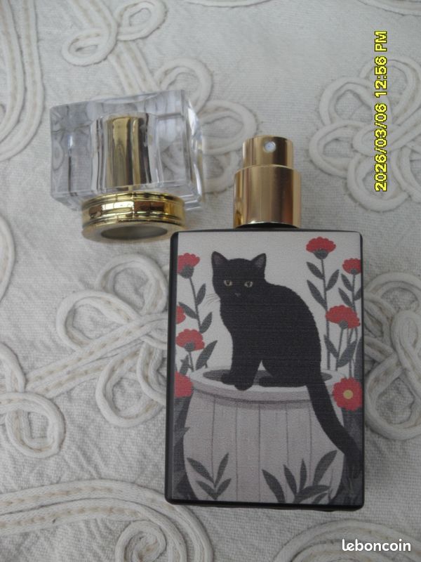Vaporisateur de parfum en verre noir de 30 ml, orné d'un motif de chat." (image 4)