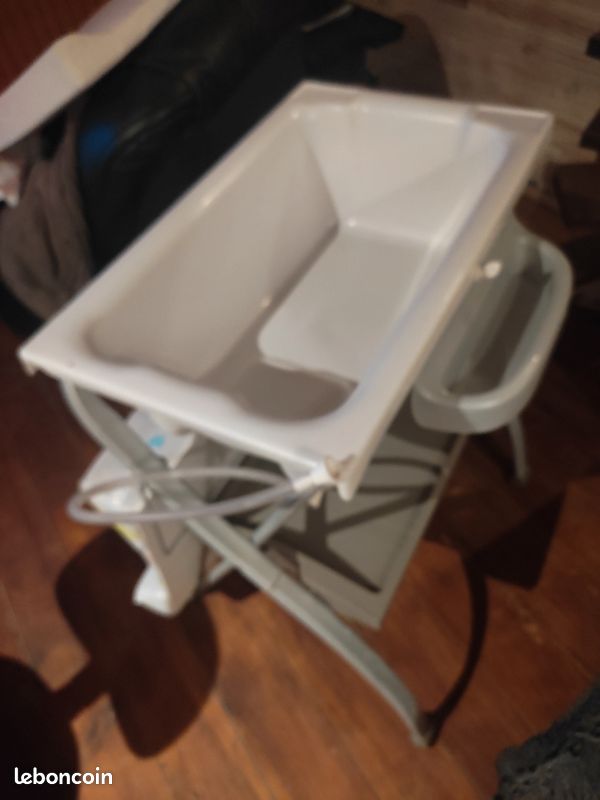 Table à langer + baignoire (image 1)