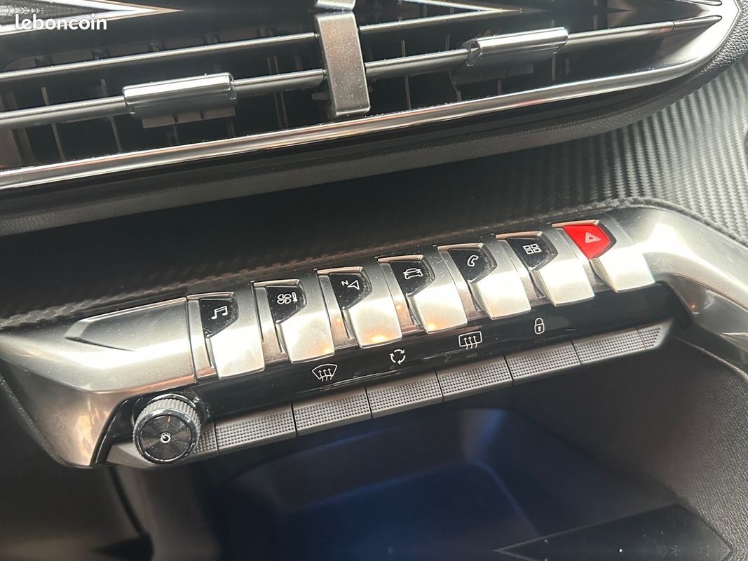 PEUGEOT 5008 PureTech 130ch SS EAT8 Active (image 22)
