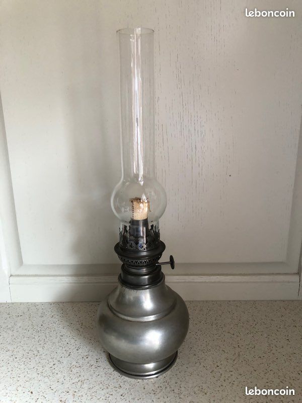 Lampe à pétrole en étain (image 1)