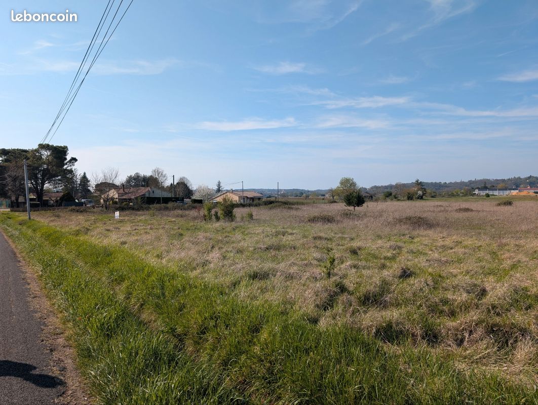 Terrain agricole plat de 8 000 m² avec compteur d'eau – Montayral · 25 000 €