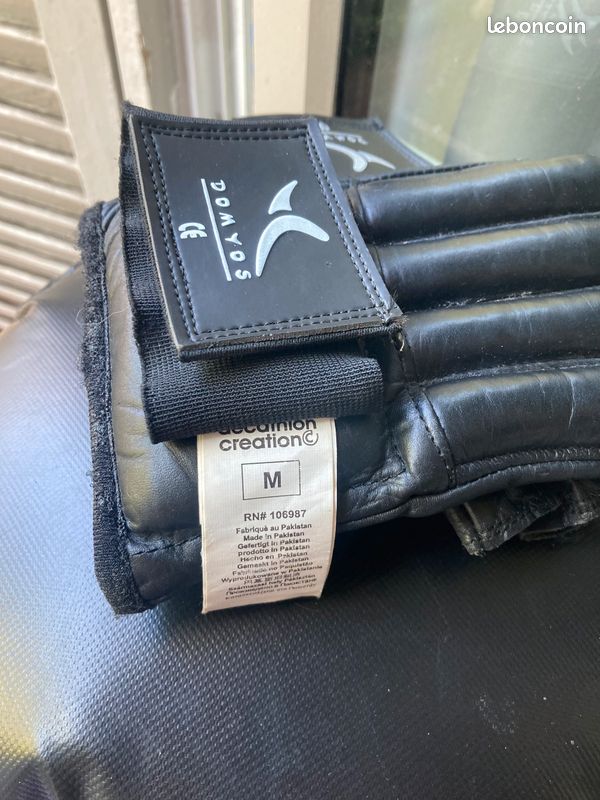 Sac de boxe Domyos très bon état avec gants inclus en taille M (image 3)
