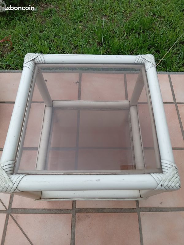 Petite table blanche en bambou et verre (image 2)