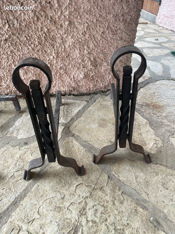 paire de chenets fer forgé, boules en bronze martelé circa 1