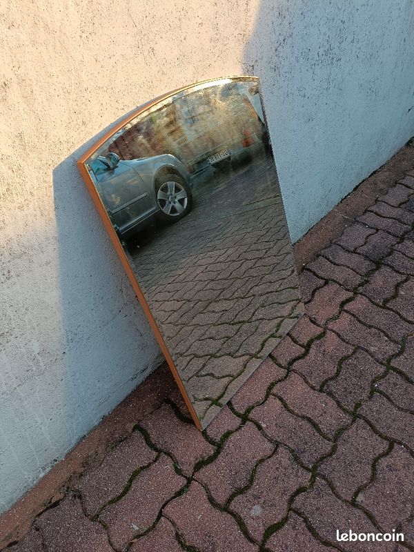 Miroir sur support mural (image 1)