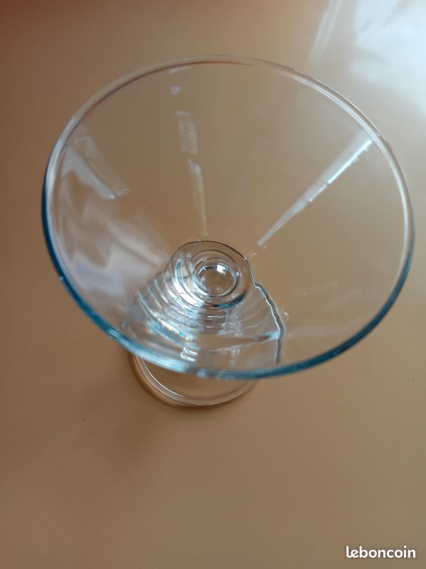 Verre sur pied (image 2)