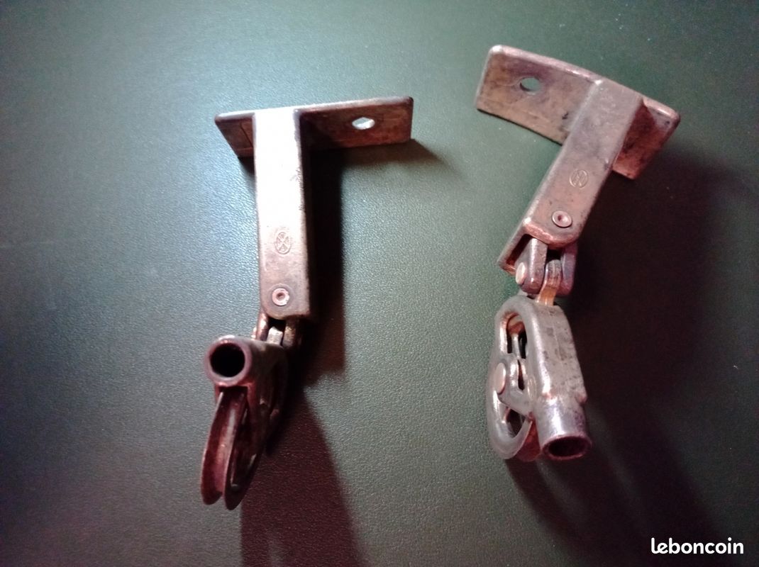 Paire de poulies anciennes de guidage articulées a bec, en bronze (image 7)