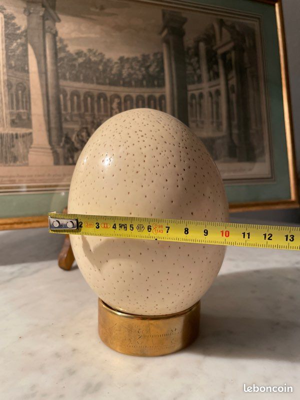 Oeuf d'autruche, socle en bronze et marbre blancn, fin XIXe- début XXe, h:29cm