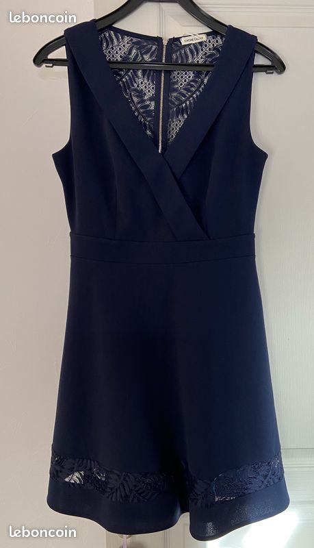 Jolie robe dentelle - Vêtements