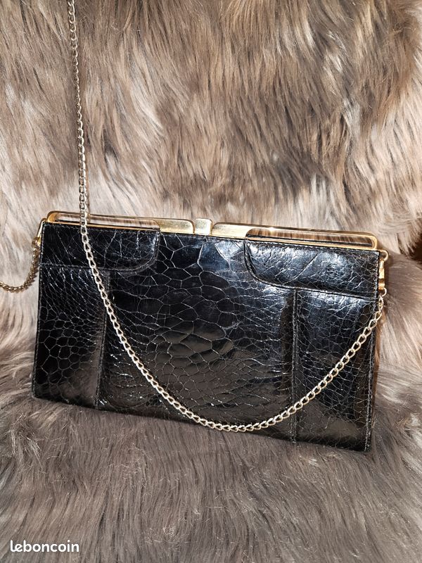 Sac a main pochette en boudouilliere avec chaîne vintage en