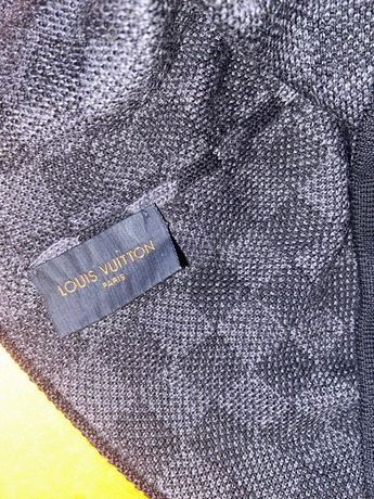 Louis Vuitton - Bonnet Petit Damier en laine noir/gris sur 1stDibs