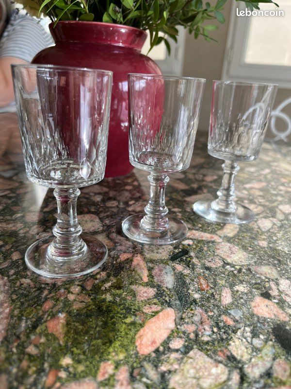 Verre à vin en cristal de Baccarat modèle Richelieu | GSLR Antiques Verre à vin en cristal de Baccarat modèle Richelieu | GSLR Antiques