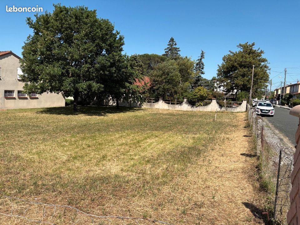 Terrain 727 m² Castres · 79 000 €