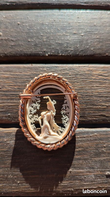 Broche Vintage En Celluloïd Peinte Et Signée - Bon état D'usage, Occasion