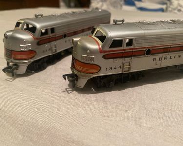 FLEISCHMANN H0 US Locomotive Diesel 1343 Burlington Bon État Volle Function (Tm) EUR 72,34 - FR