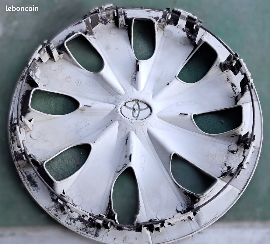 Enjoliveurs Toyota Aygo 15 Pouces Argentés à Rayons Multiples - Référence 426020H160 - Pour Modèle 2014+
