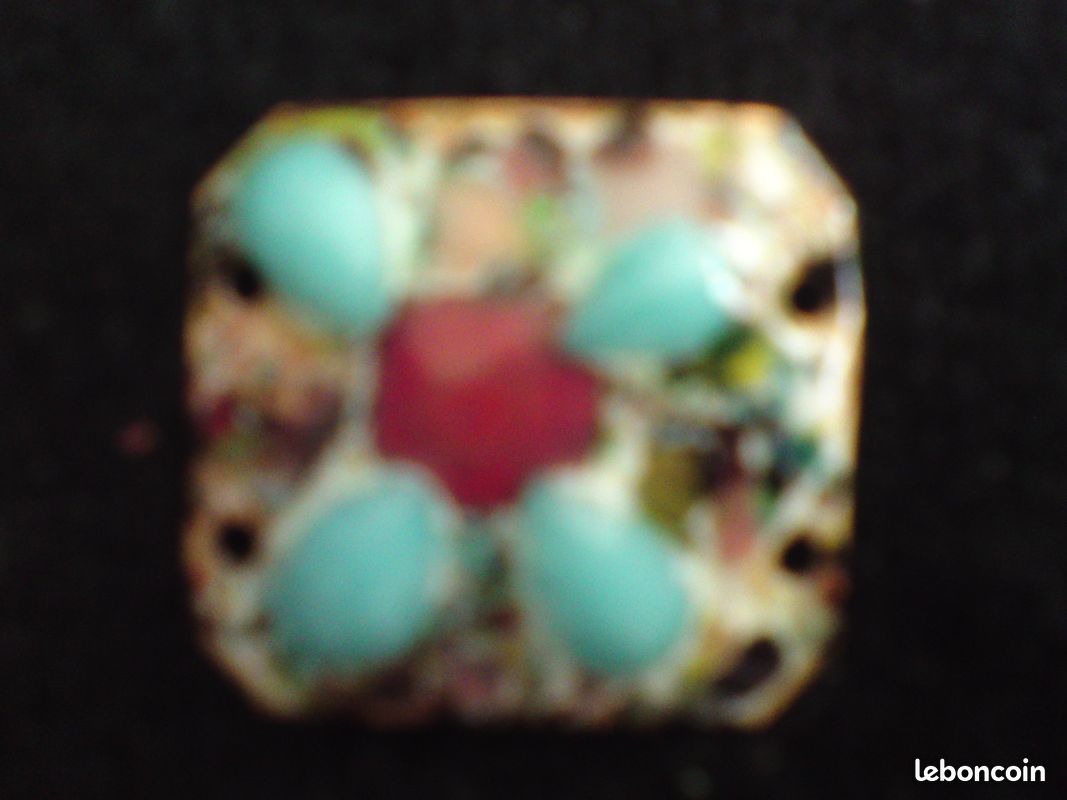 Pendentif Plaque en émail à accrocher avec des rubans élément pour bijou ou motif de fleur à Pétales bleus et centre rouge sur fond tâcheté multicolore Emaux sur métal Vintage (image 12)