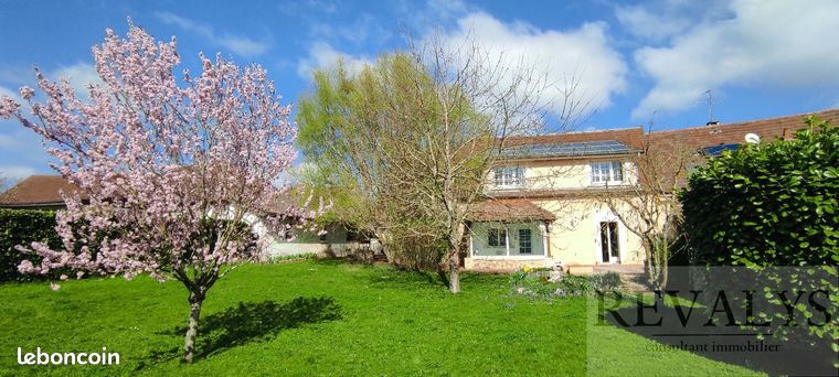 Maison 8 pièces 240 m²