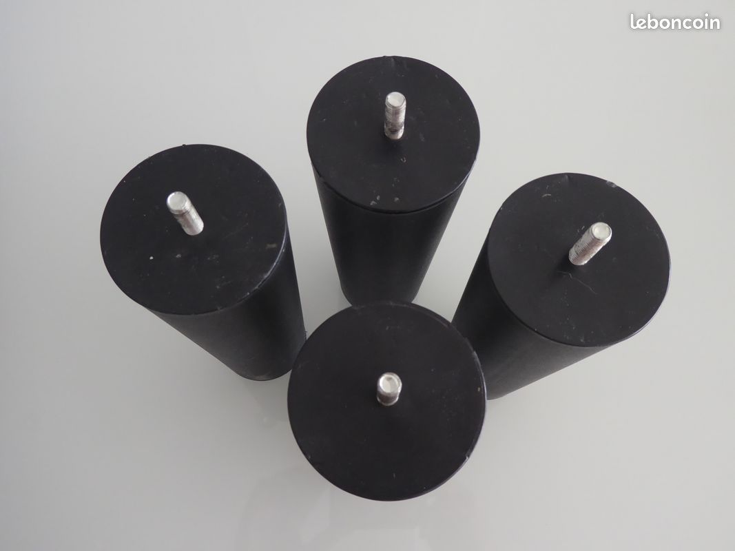 Lot de 4 grands pieds noirs en plastique rigide à visser (image 3)
