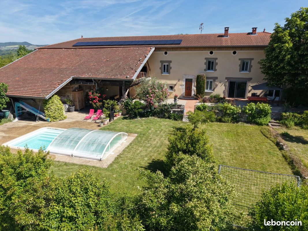 Maison 8 pièces 235 m² · à Saint-Vérand · 235 m² · 716 000 €