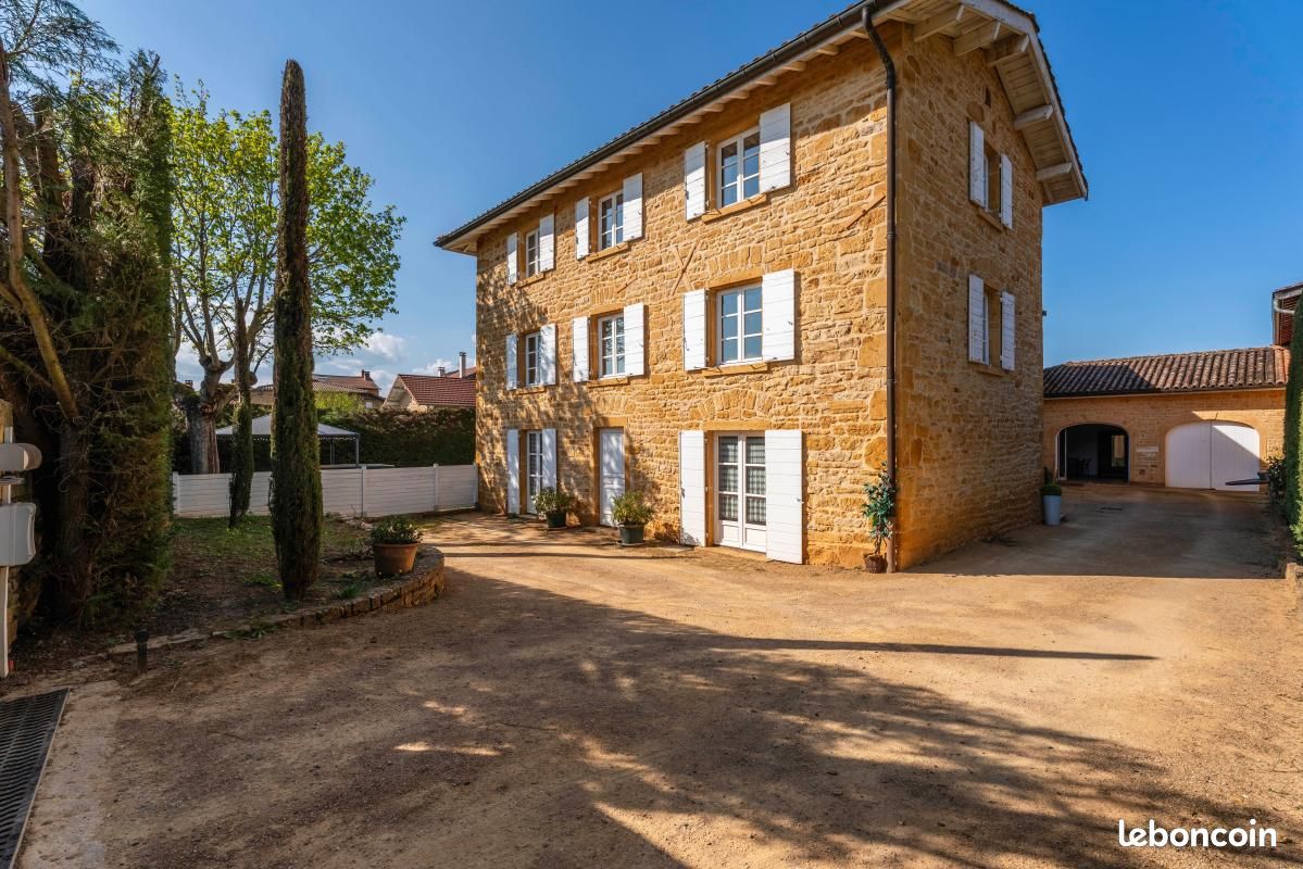 Maison 7 pièces 350 m² · à Saint-Germain-Nuelles · 350 m² · 750 000 €