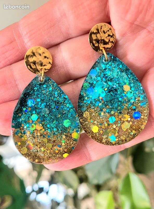 Gouttes turquoise et dorées, résine et paillettes (image 1)