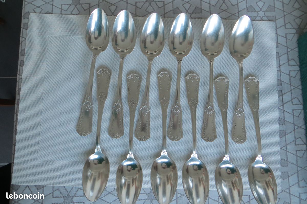 MENAGERE DE 37 PIECES EN METAL BLANC EN COFFRET - Vendu