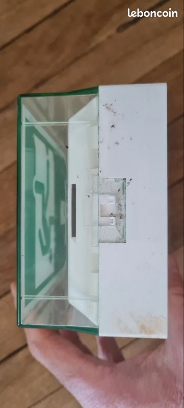 VENDU Indicateur sortie de secours 2 pièces BAES Pictogrammes universel Fixation murale Legrand Réf 625 25 Évacuation Issue NF Ampoules 45 lm 1h Performance Sati 230 V 50 / 60 Hz Panneaux lumineux (image 14)
