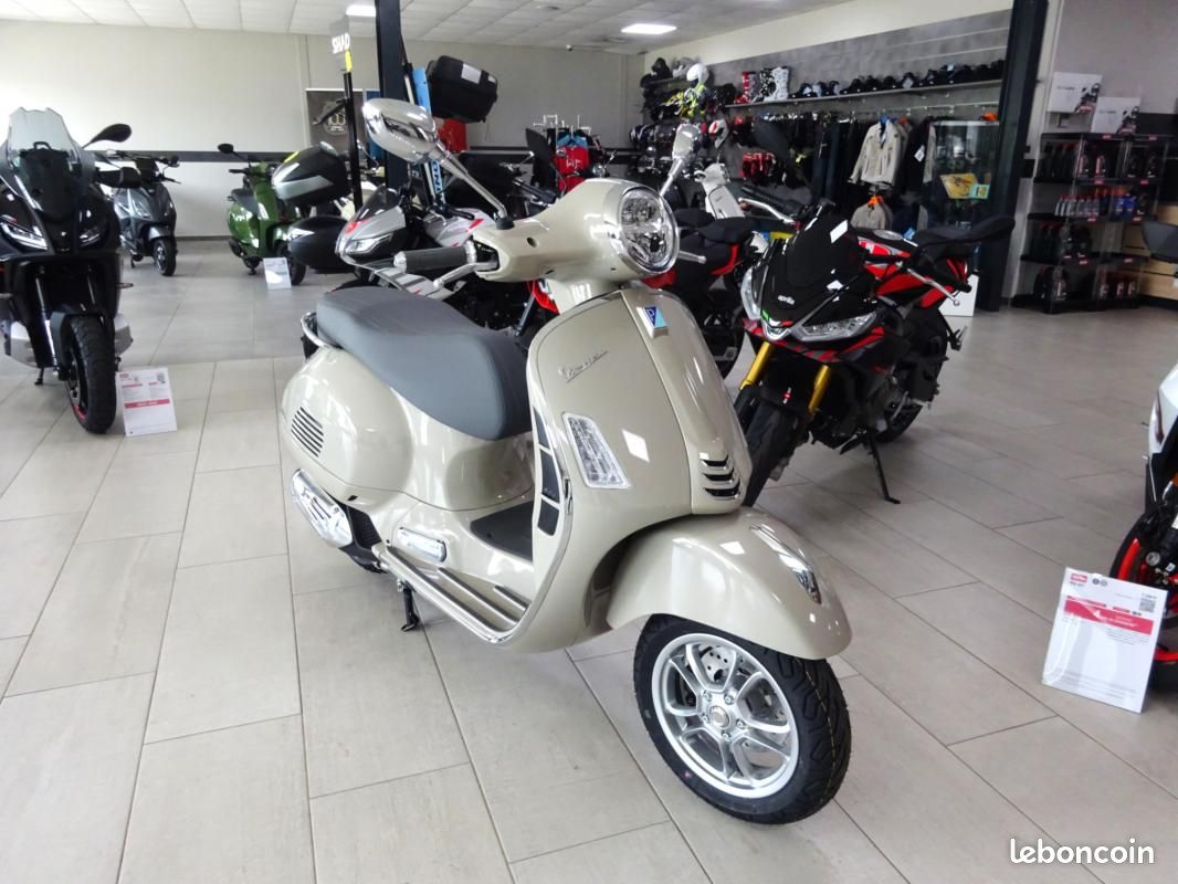 Piaggio VESPA GTS 125 GRIS / 600 Euros D'ACCESSOIRES D'ORI (image 3)