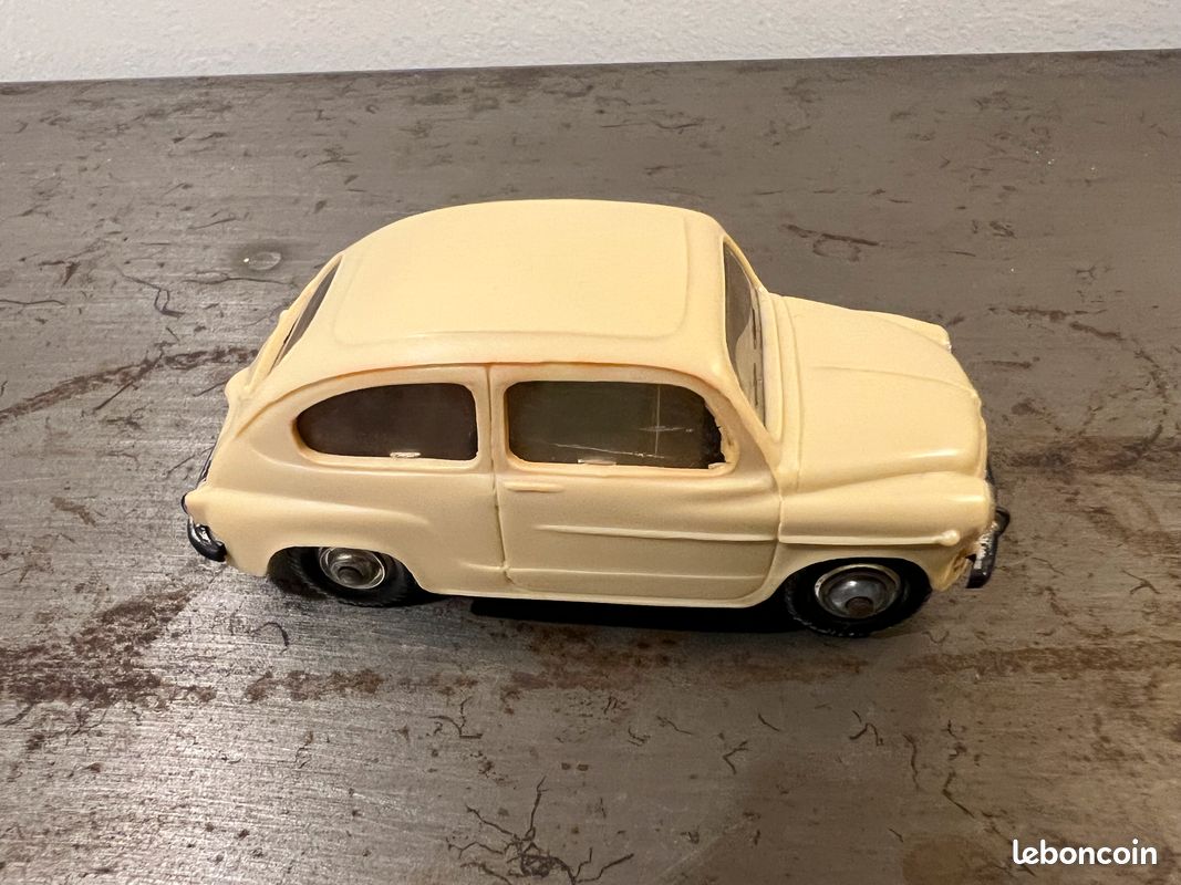 Miniature Dinky Toys Fiat 600 – Réf 520 – Échelle 1/43 – Occasion
